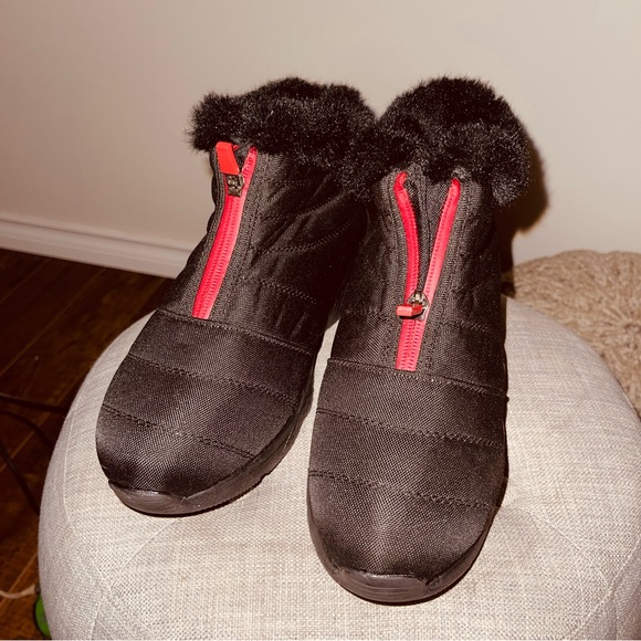 Fur lined-slip on -zip up -non slip -ankle boots - Picture 2 of 9